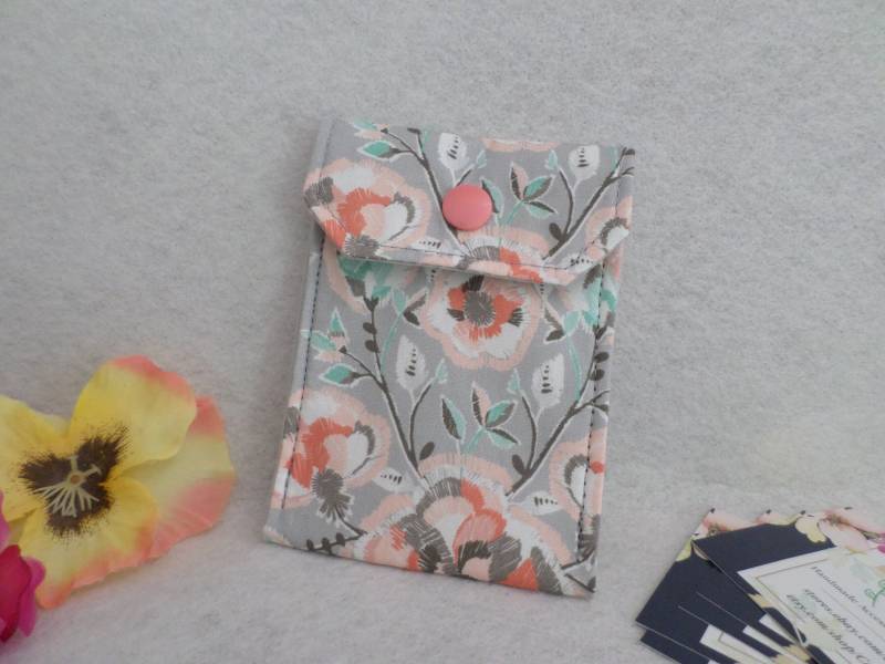 Floral Stoff Geburtenkontrolle Fall Visitenkartenhalter - Versandfertig Floral Stoff Geburtenkontrolle Fall Visitenkartenhalter - Versandfertig von CarolinaCraftsnMore