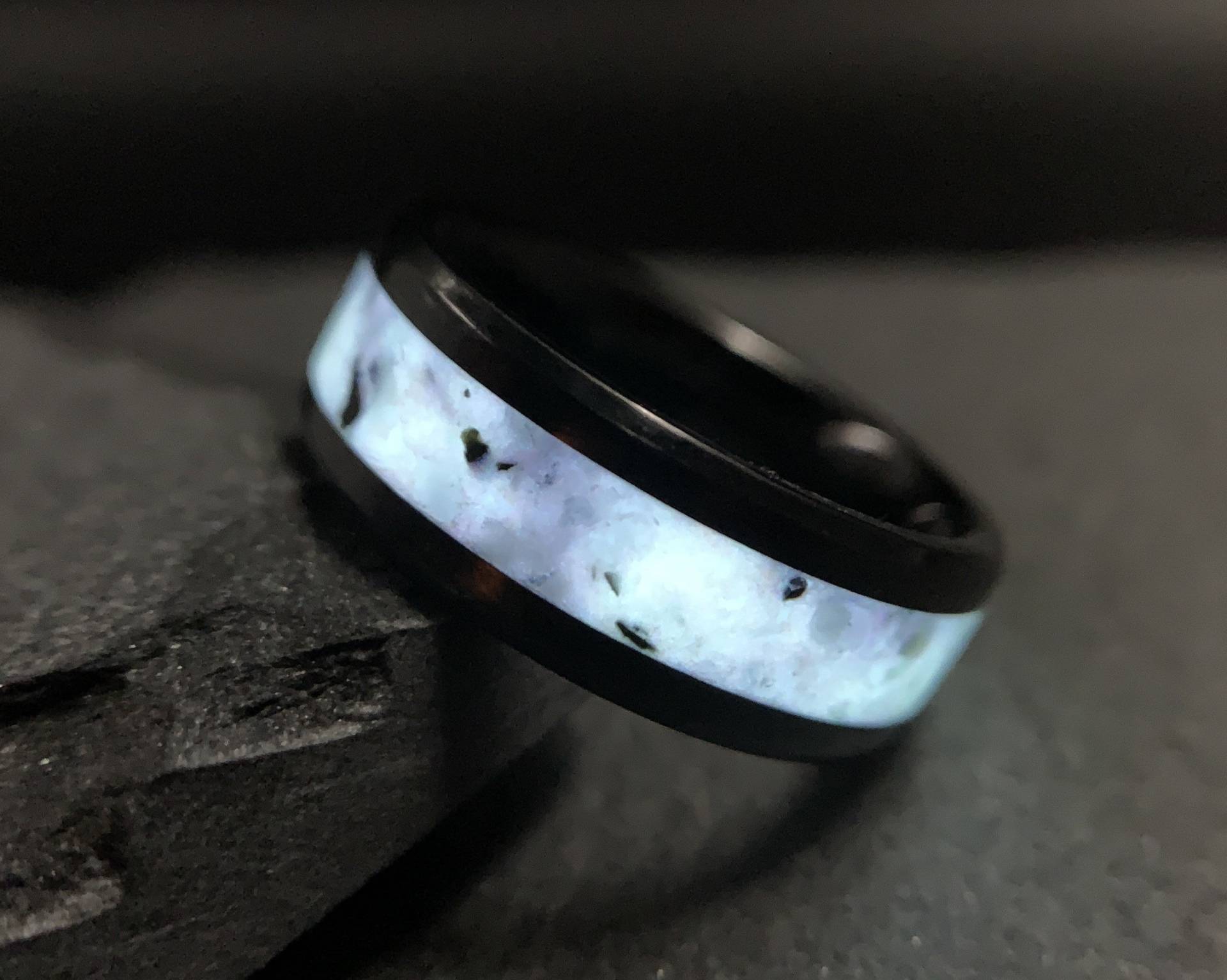"Herr Mondstein Ring, "Mondlicht, " Schwarze Keramik, Ehering, Männer Und Frauen Verlobungsring, 8mm, Neutrale Farben, Glowstone Ring." von CarolinasDesignsUS