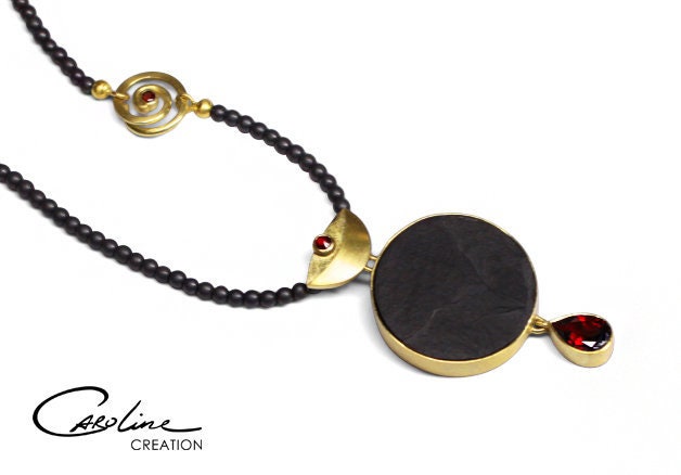 Collier | Red Moon Gold Granat Schiefer von CarolineCreationArt
