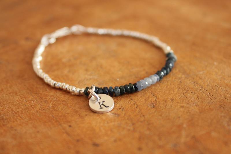 Saphir Armband, September Geburtsstein, Personalisierte Geburtsstein Stapel Mini Saphir Armband, September Geburtsstein, Personalisierte Geburtsstein Stapel Mini von CarolineMayDesign