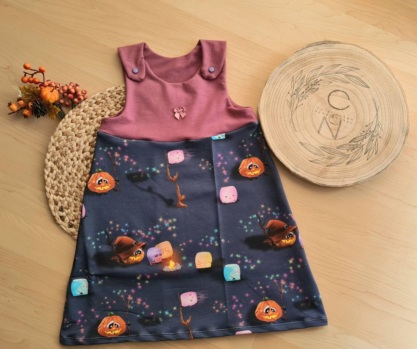 Latzkleid Für Mädchen, Halloween, Größe 110 Latzkleid Für Mädchen, Halloween, Größe 110 von Carolinnaehbienchen