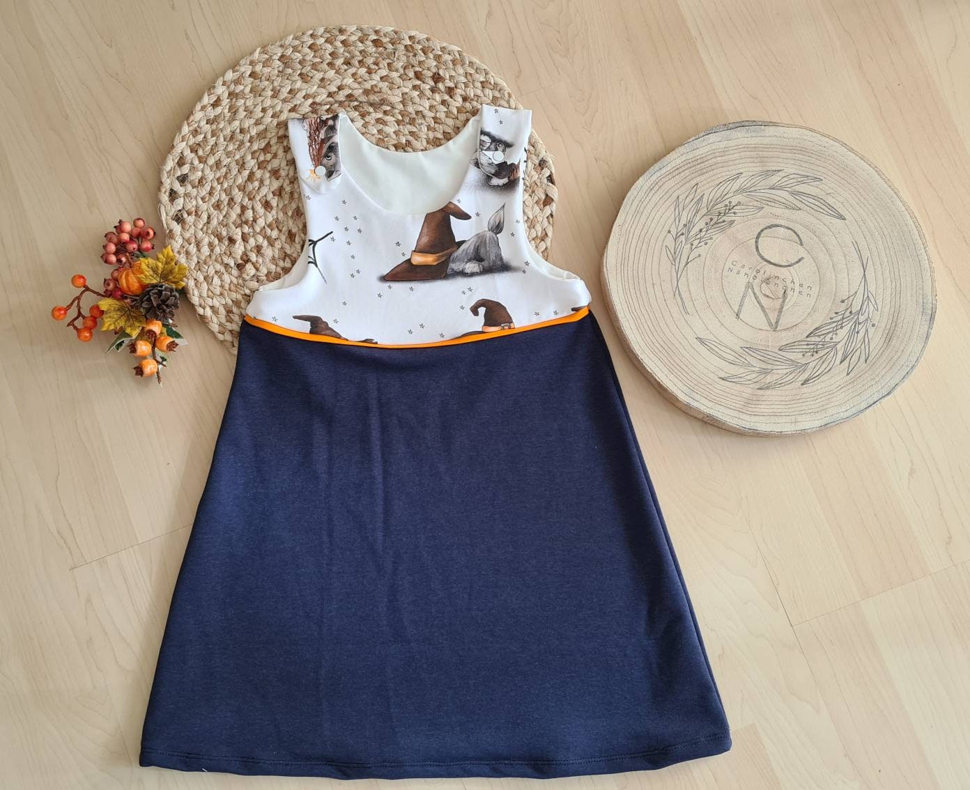Latzkleid Für Mädchen, Halloweenkatzen, Größe 110 Latzkleid Für Mädchen, Halloweenkatzen, Größe 110 von Carolinnaehbienchen