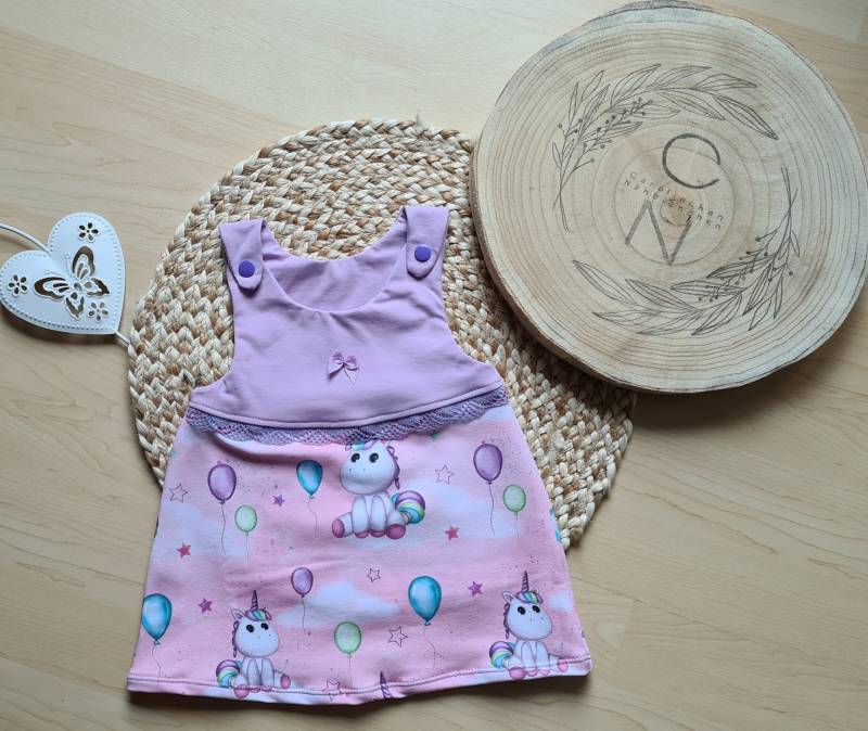 Niedliches Latzkleidchen Mit Druckknöpfen, Größe 62/68 von Carolinnaehbienchen
