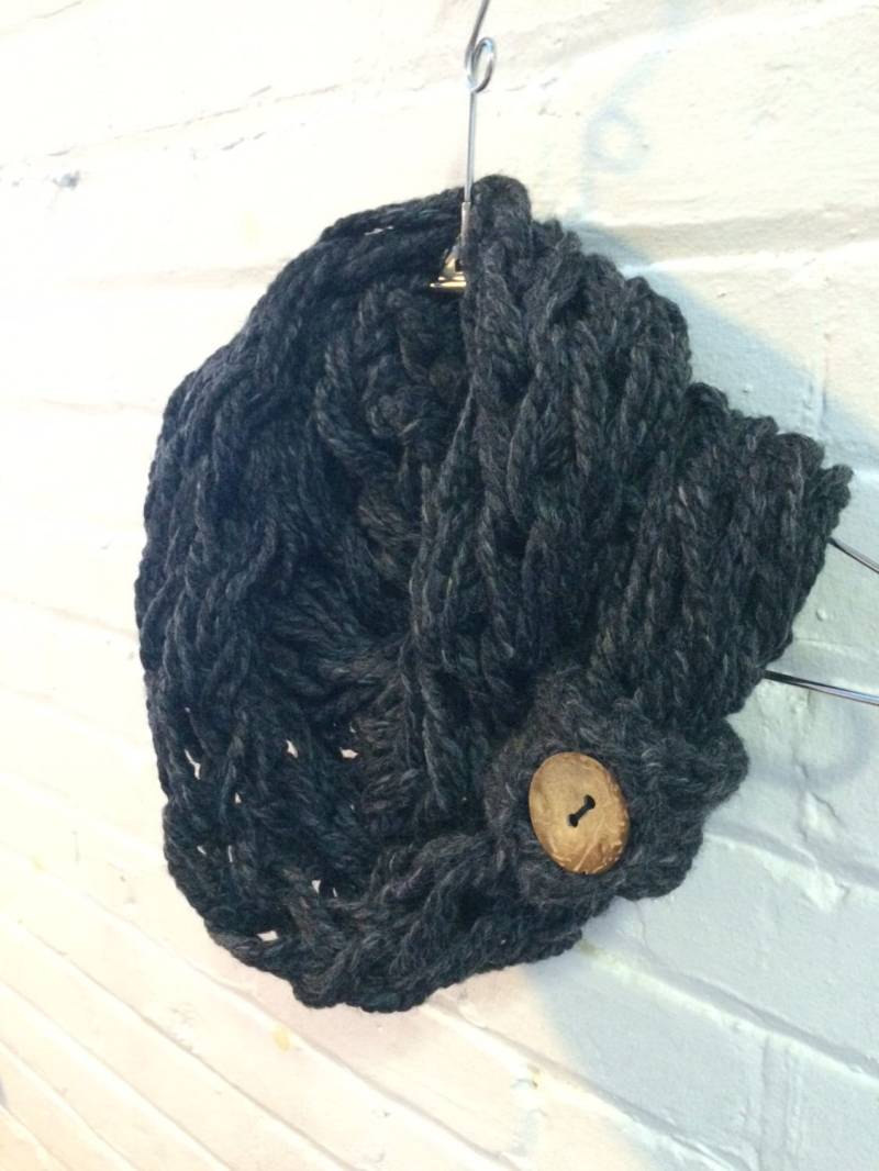 Arm Stricken, Schal, Loop-Schal Mit Knopf Manschette, Frau Kreis Schal - Braune Kokosnussknopf, Kohle von CarolsDaughter77