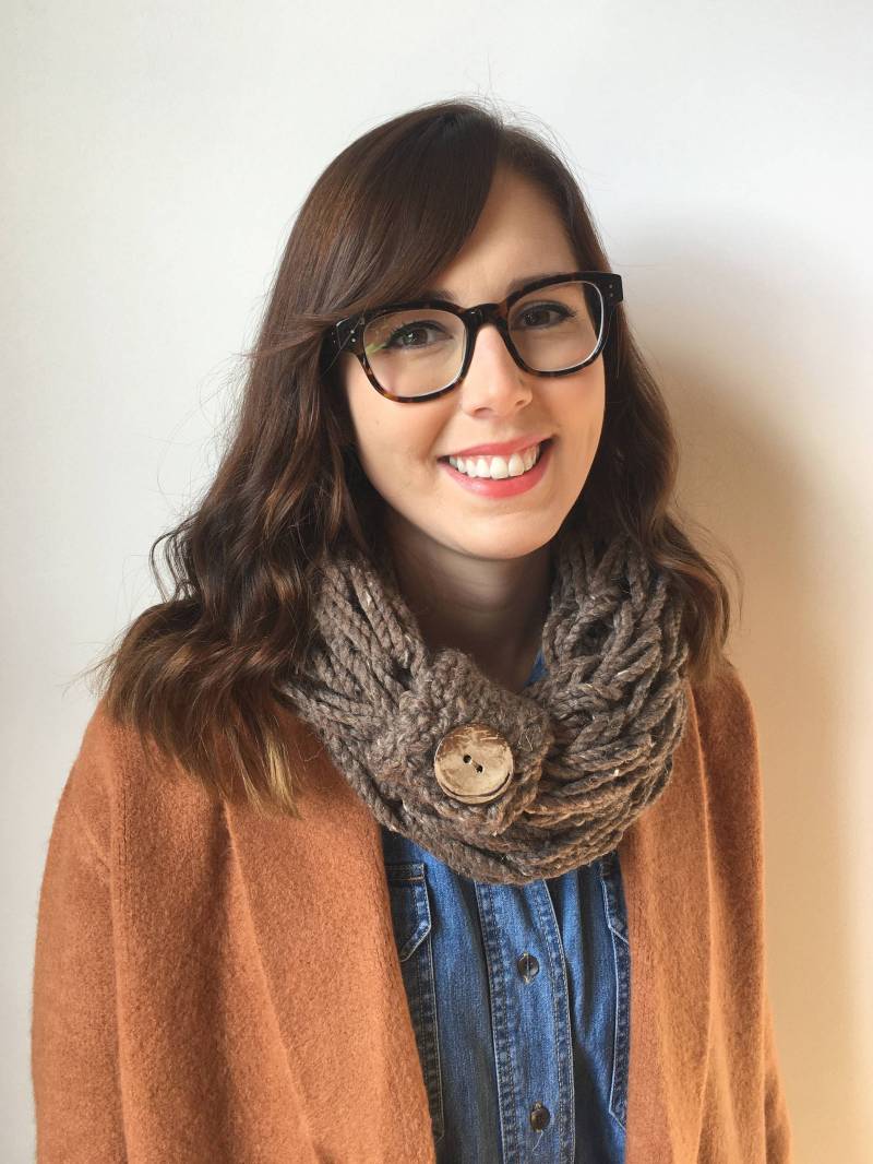 Frauen Schal, Infinity Schal Mit Knopf Manschette, Runder Braun Kokosnuss Knopf, Armstrick von CarolsDaughter77