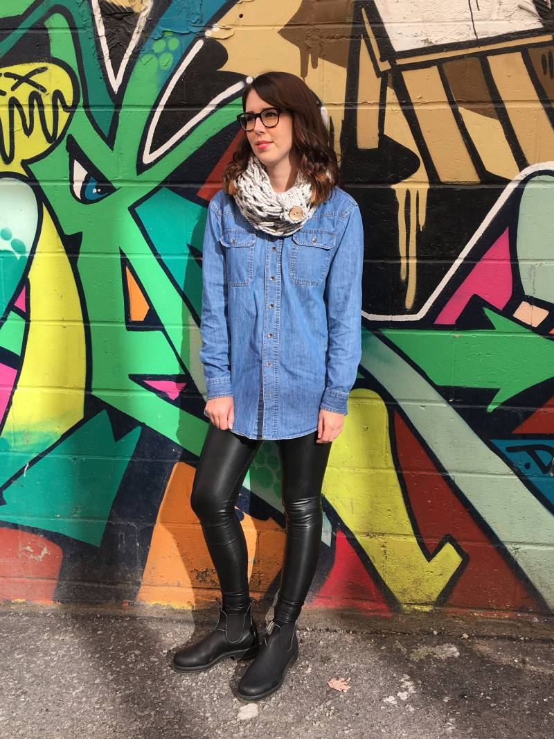 Infinity Schal, Kapuze, Frauen Unendlichkeit Schal Mit Knopf Manschette, Kreis - Grau Kokosnuss Knopf, Arm Stricken Aktiv von CarolsDaughter77