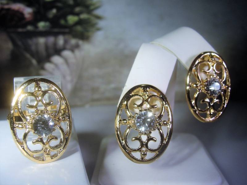 Vintage Vergoldete Strass Ring Und Ohrringe Set von CarolsVintageJewelry