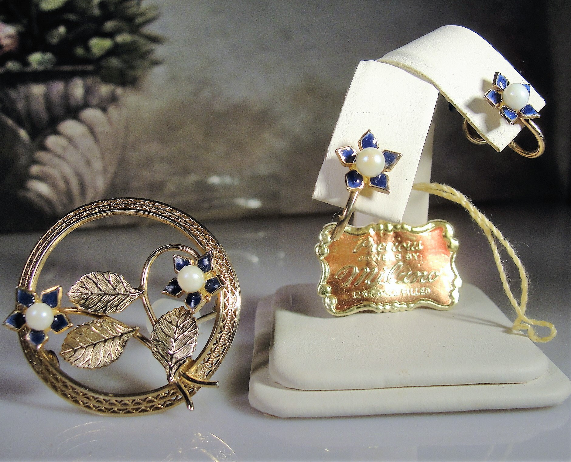 Vintage Milano 12K Gold Filled Perle & Blaue Emaille Blumen Brosche Und Ohrringe Set von CarolsVintageJewelry
