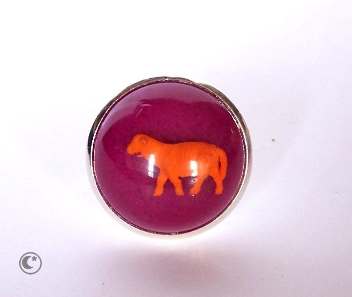 Kugelring Aus Harz "Mouton" Orange Und Violett Auf Einem Verstellbaren Ständer Silbernen Kreation Carolune Kugelring Aus Harz "Mouton" Orange Und Violett Auf Einem Verstellbaren Ständer Silbernen Kreation Carolune von Carolune