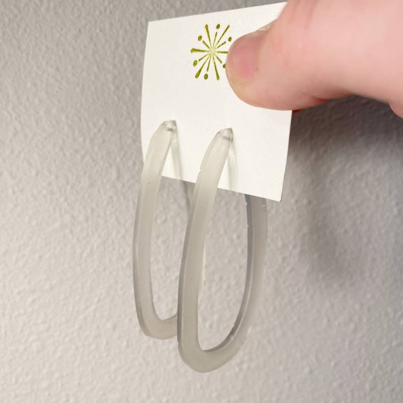 Matte Klare Längliche Hoop Ohrringe von CarolynCCollection