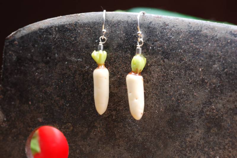 Daikon-Rettich-Ohrringe - Polymer Clay Und Sterling Silber Daikon-Rettich-Ohrringe - Polymer Clay Und Sterling Silber von CarolynTillieAtelier