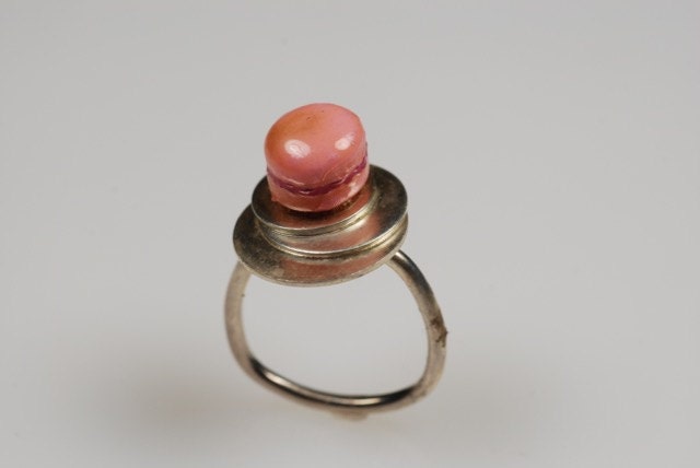 Rosa Erdbeer Macaron-Spitze-Kuchen-Ring Rosa Erdbeer Macaron-Spitze-Kuchen-Ring von CarolynTillieAtelier