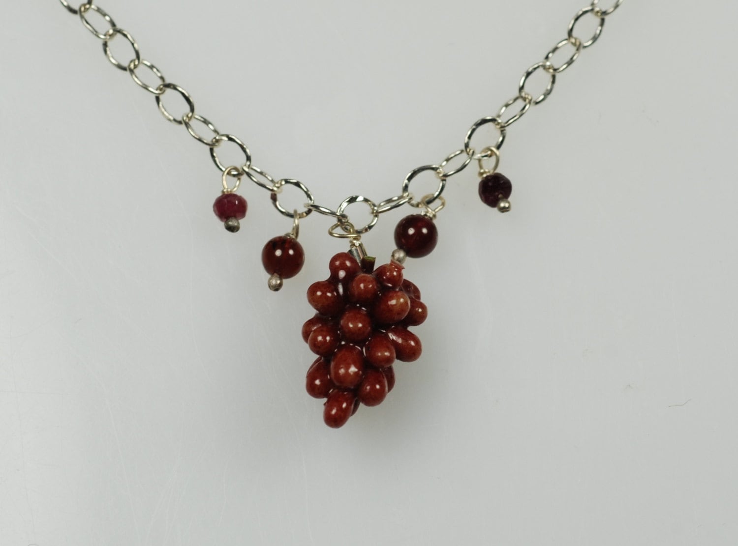 Weintraube Collier Mit Granat Weintraube Collier Mit Granat von CarolynTillieAtelier