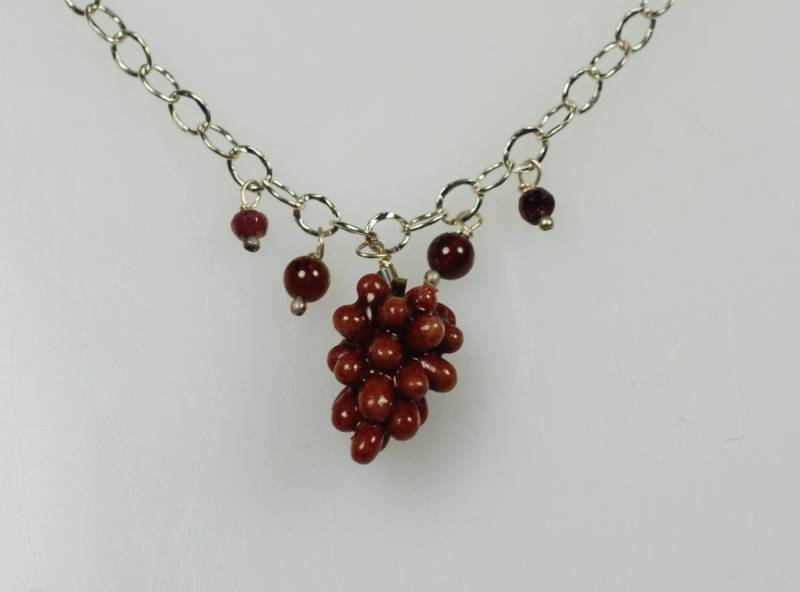 Weintraube Collier Mit Granat Weintraube Collier Mit Granat von CarolynTillieAtelier
