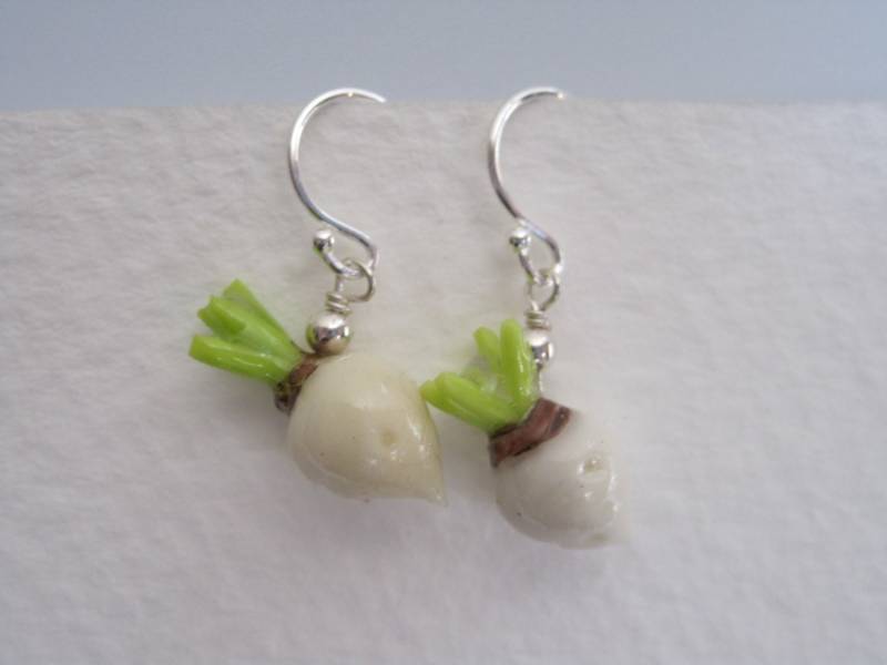 Zarte Rübe Ohrringe in Polymer Clay Und Sterling Silber von CarolynTillieAtelier