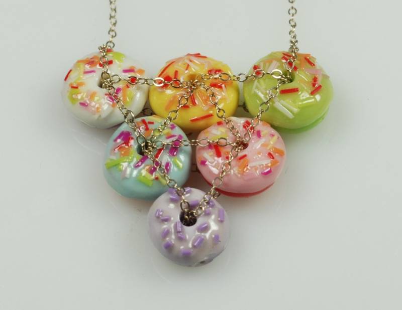 sterling Angekettet Donut Dreieck Halskette in Rainbow-streuseln sterling Angekettet Donut Dreieck Halskette in Rainbow-streuseln von CarolynTillieAtelier