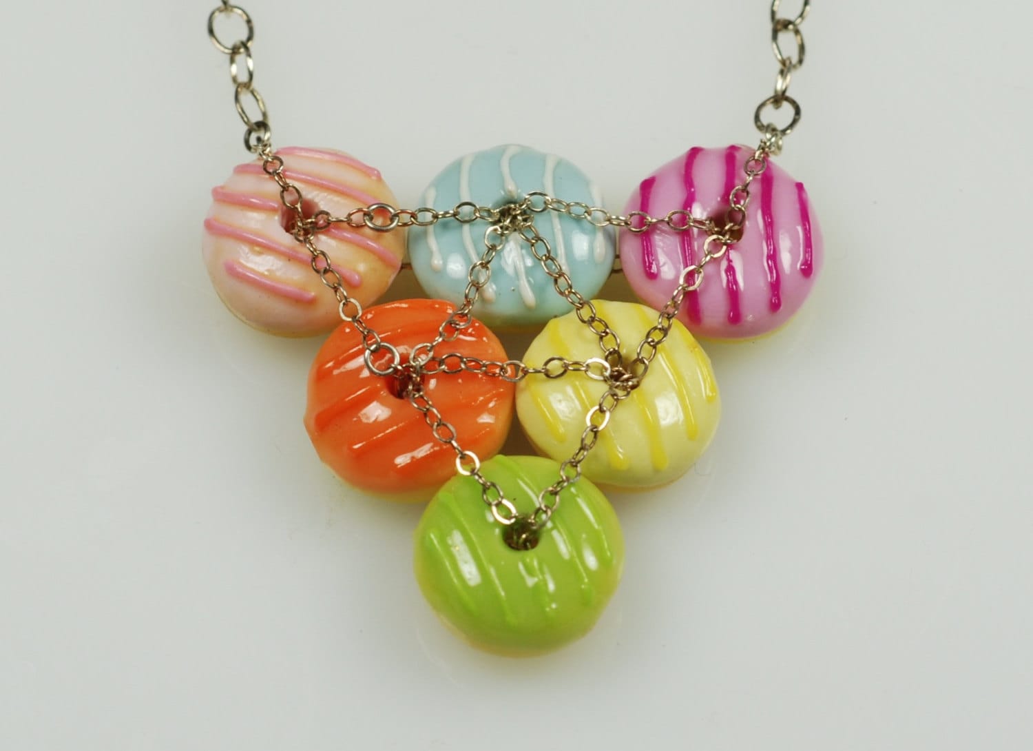 sterling Angekettet Donut Dreieck Halskette in Regenbogen-streifen sterling Angekettet Donut Dreieck Halskette in Regenbogen-streifen von CarolynTillieAtelier