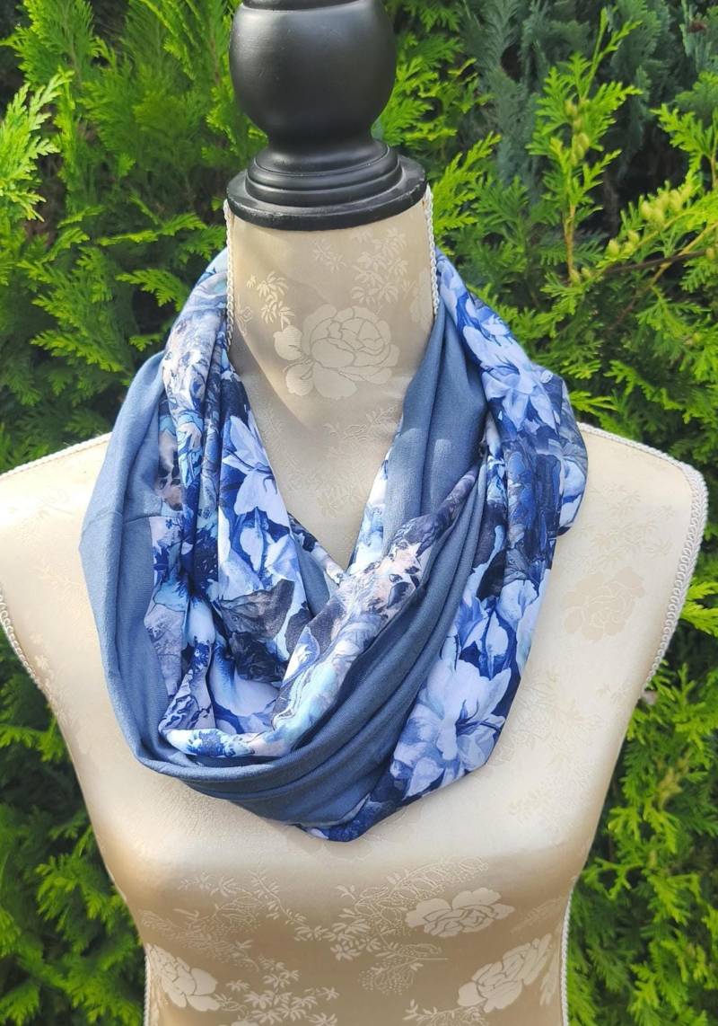 Loopschal in Stahlblau Und Blumenmuster 140x30cm Loopschal in Stahlblau Und Blumenmuster 140x30cm von CarosNadelunikate