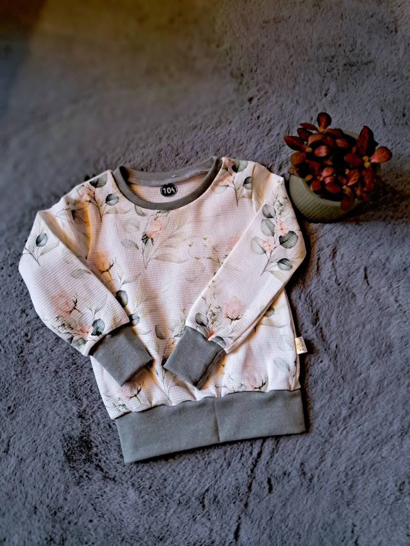 Kleinkind Pullover/Eukalyptus Elegane Kindermode Geschenk Zur Geburt Glitzerpullover Kleinkind Pullover/Eukalyptus Elegane Kindermode Geschenk Zur Geburt Glitzerpullover von Carosnaehliebe