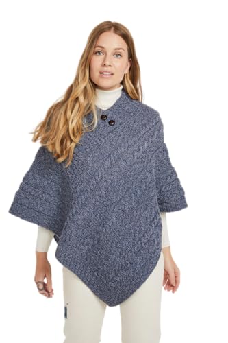 Carraig Donn Poncho mit Zopfmuster und Aran-Knöpfen, Farbe: Denim Marl von Aran Woollen Mills