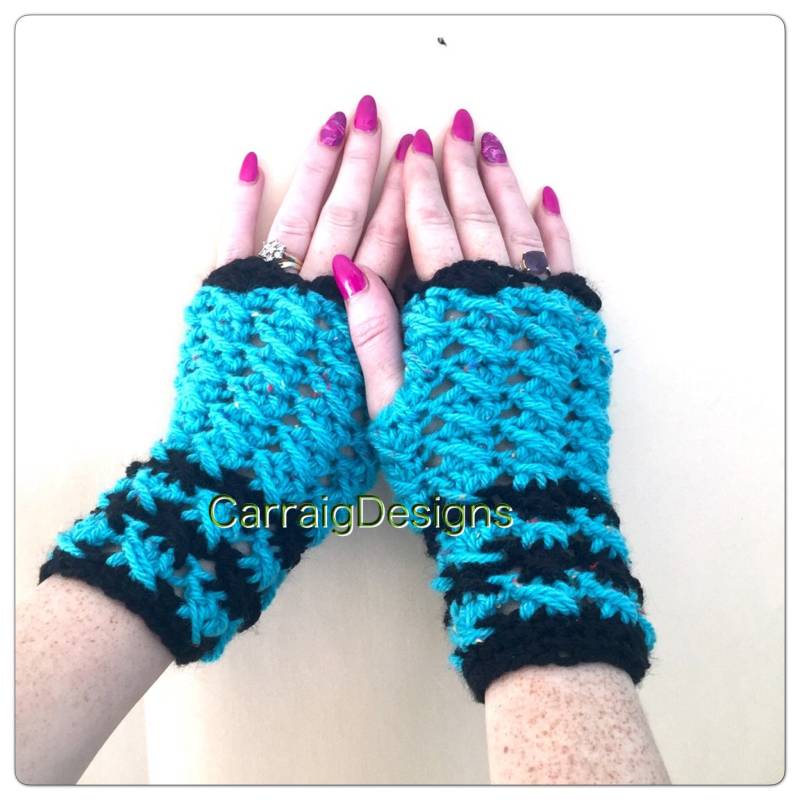 Gehäkelte Armstulpen Türkis Damen Teenager Strickhandschuhe Hand Pulswärmer Unikat Designer Winter Handgemacht Schwarz Irisch von CarraigDesigns