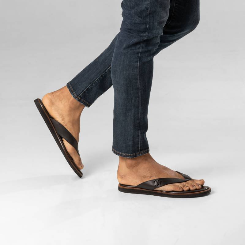 Mystic Black Sandalen, Kalbsleder, Rüsten Sie Ihre Sommerschuhe Mit Diesen Einzigartigen Und Komfortablen Handgefertigten Lederriemen Flip Flops Auf von CarriagehillandCo