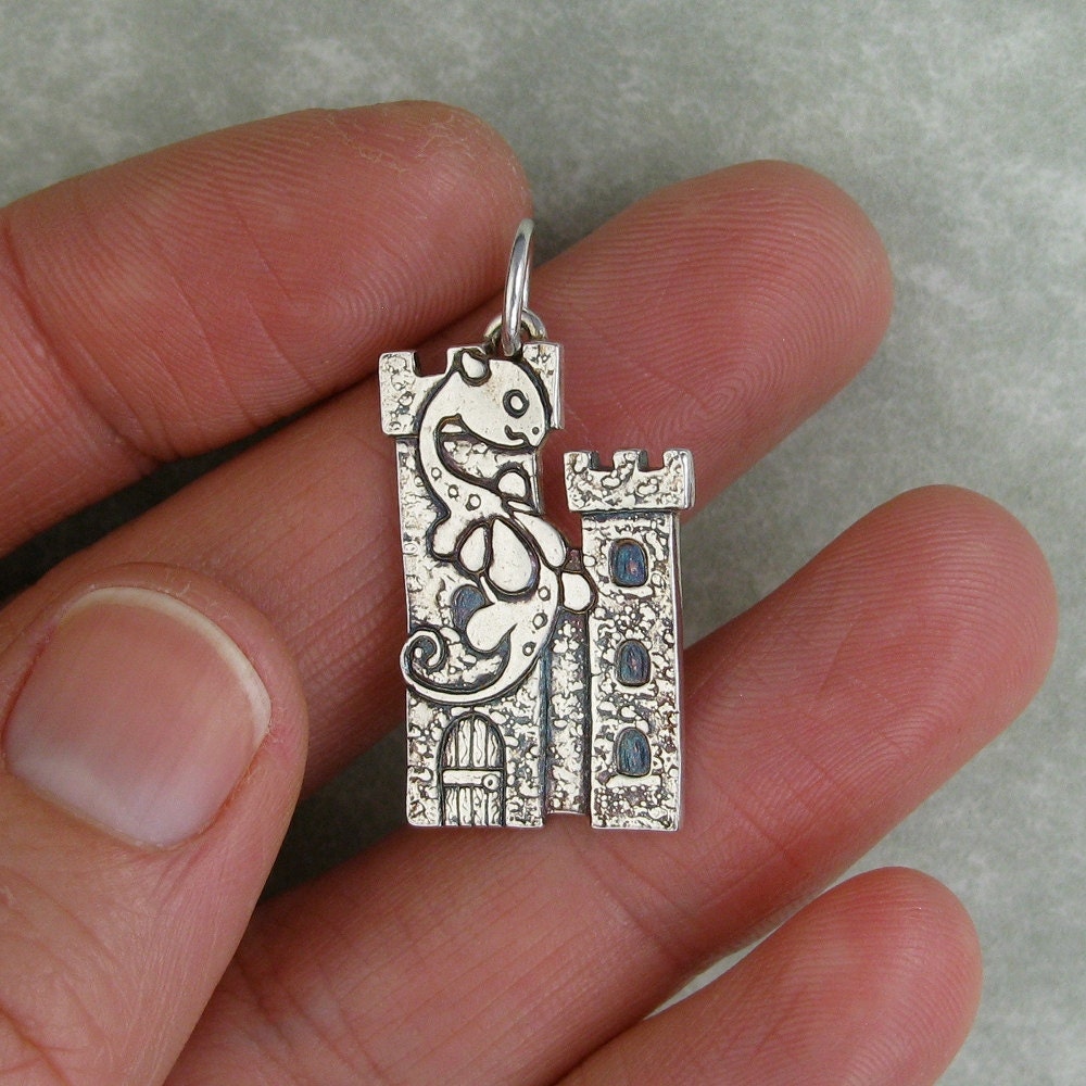 Drache Auf Einer Burg Feinen Silber Anhänger Charm Pmc Dtpd Drache Auf Einer Burg Feinen Silber Anhänger Charm Pmc Dtpd von CarrieMichael