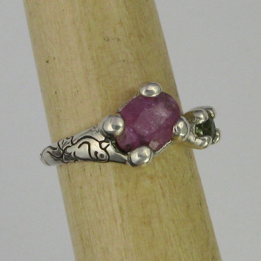 Einstellbare Silber Und Saphir Ring, Rosa Grün, Mit Hand Gezeichneten Drachen Dtpd Pmc Einstellbare Silber Und Saphir Ring, Rosa Grün, Mit Hand Gezeichneten Drachen Dtpd Pmc von CarrieMichael