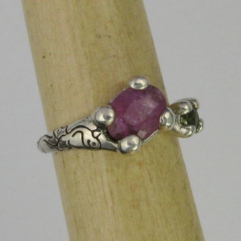 Einstellbare Silber Und Saphir Ring, Rosa Grün, Mit Hand Gezeichneten Drachen Dtpd Pmc Einstellbare Silber Und Saphir Ring, Rosa Grün, Mit Hand Gezeichneten Drachen Dtpd Pmc von CarrieMichael