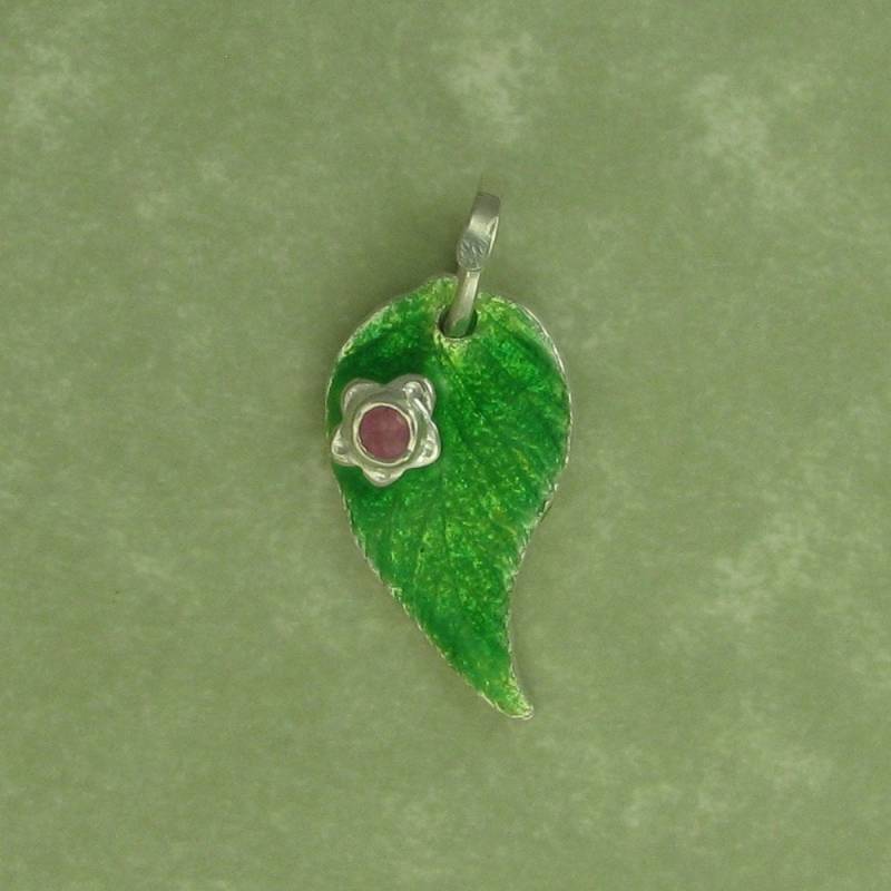 Feine Emaillierte Himbeer Silberfolie Mit Rosa Saphir Blume Anhänger Dtpd Feine Emaillierte Himbeer Silberfolie Mit Rosa Saphir Blume Anhänger Dtpd von CarrieMichael