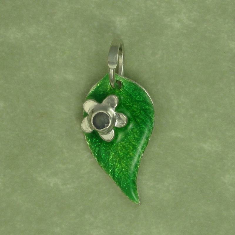 Grün Emaillierte Himbeere Blatt Mit Blauen Saphir Blume Fein Silber Anhänger Dtpd Grün Emaillierte Himbeere Blatt Mit Blauen Saphir Blume Fein Silber Anhänger Dtpd von CarrieMichael