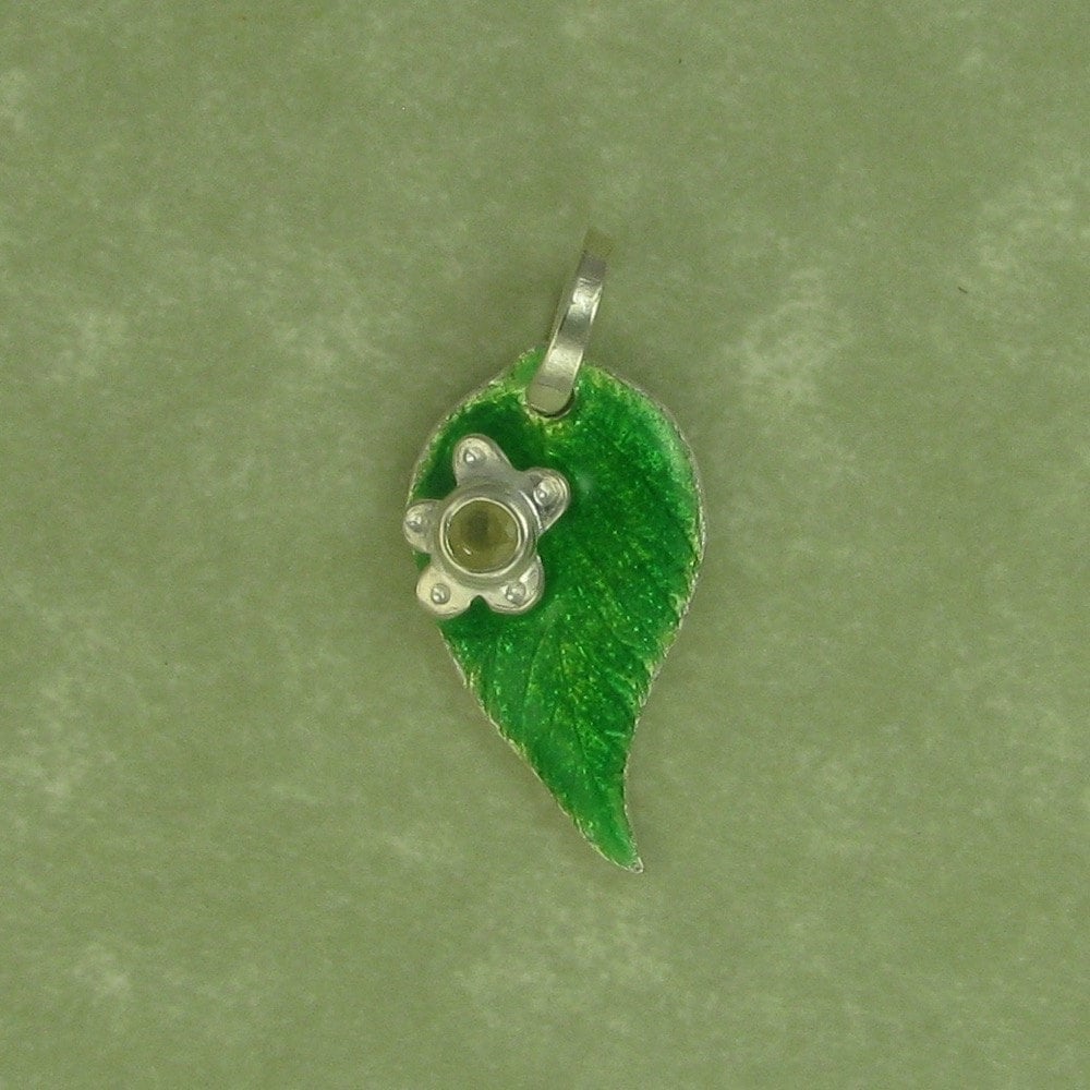 Himbeere Blatt Mit Gelben Saphir Feinen Silber Anhänger Blume Grün Emaille Dtpd Himbeere Blatt Mit Gelben Saphir Feinen Silber Anhänger Blume Grün Emaille Dtpd von CarrieMichael