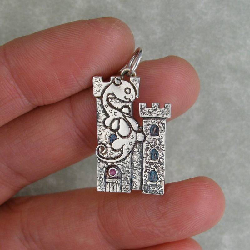 Märchen-Drache Auf Einer Burg Mit Rubin Fenster Fein Silber Anhänger Charm Pmc Dtpd Märchen-Drache Auf Einer Burg Mit Rubin Fenster Fein Silber Anhänger Charm Pmc Dtpd von CarrieMichael