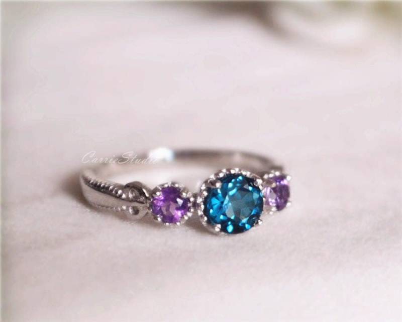 Einzigartiger London Blau Topas Amethyst Ring - Mit 3 Steinen Silber Verlobungsring Geburtsstein Lila Cluster Geschenk Einzigartiger London Blau Topas Amethyst Ring - Mit 3 Steinen Silber Verlobungsring Geburtsstein Lila Cluster Geschenk von CarrieStudio