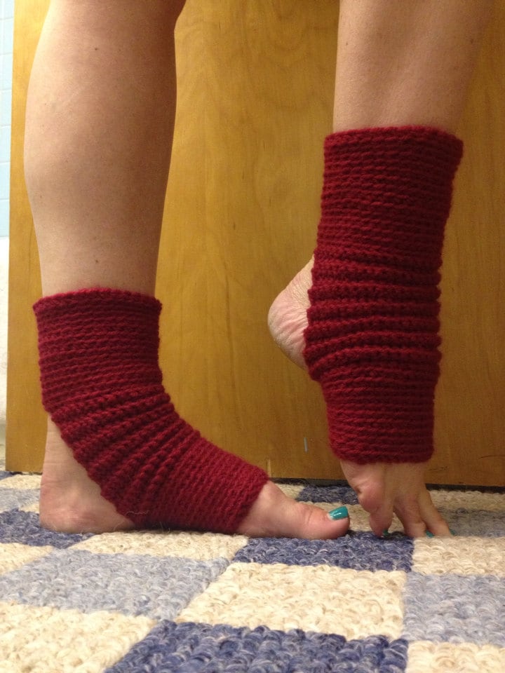 Cranberry Rote Yoga Socken Gehäkelte Wolle Für Barre Pilates Tanz von CarrotCreations