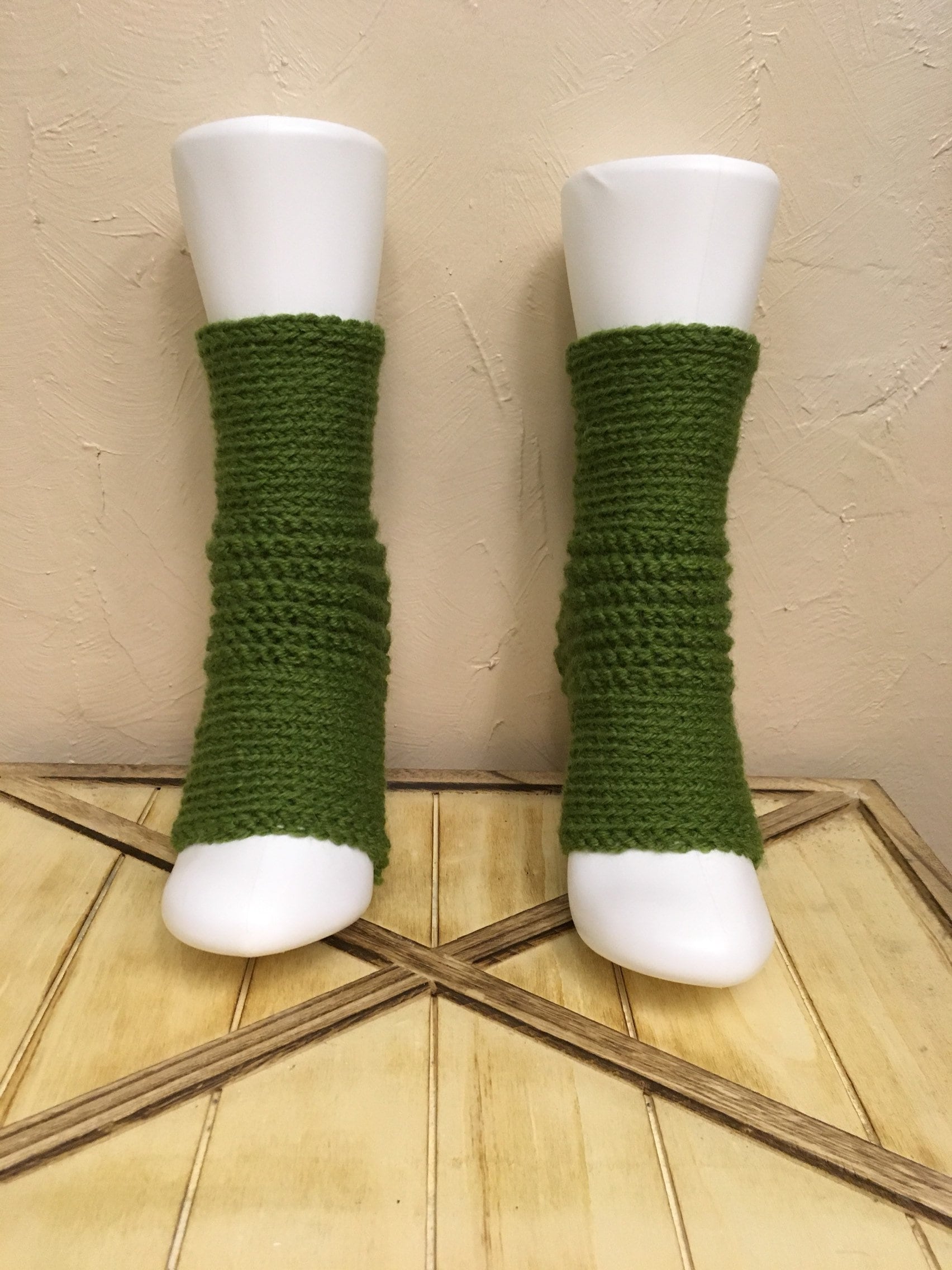 Gehäkelte Yoga Socken Avocadogrüner Wollmix, Pilates Tanz Socken von CarrotCreations