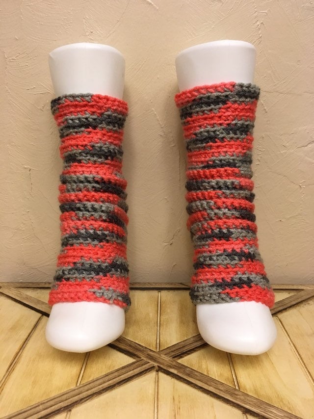 Gehäkelte Yoga Socken in Koralle Und Grau Gehäkelte Yoga Socken in Koralle Und Grau von CarrotCreations