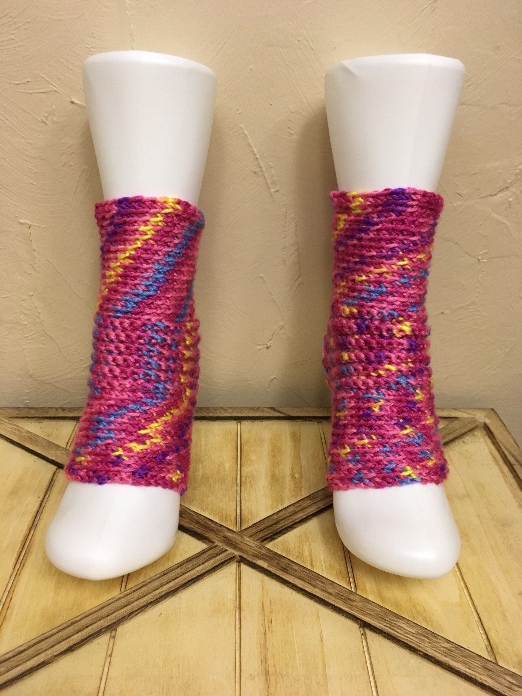 Yoga Socken in Pink Neon Acryl Für Tanz, Yoga, Pediküre, Pilates von CarrotCreations
