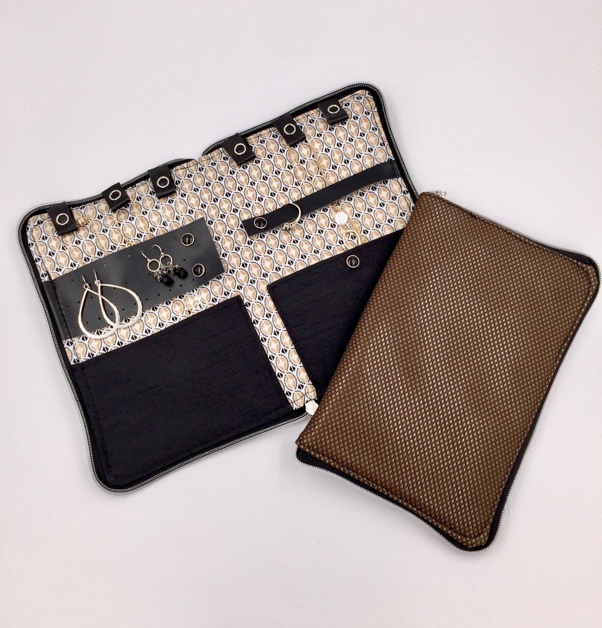 Reiseschmuckhalter Mit Ohrring-Organizer, Halskette Fall, Braun Und Schwarz Reise-Accessoire von CarryOnDesignShop