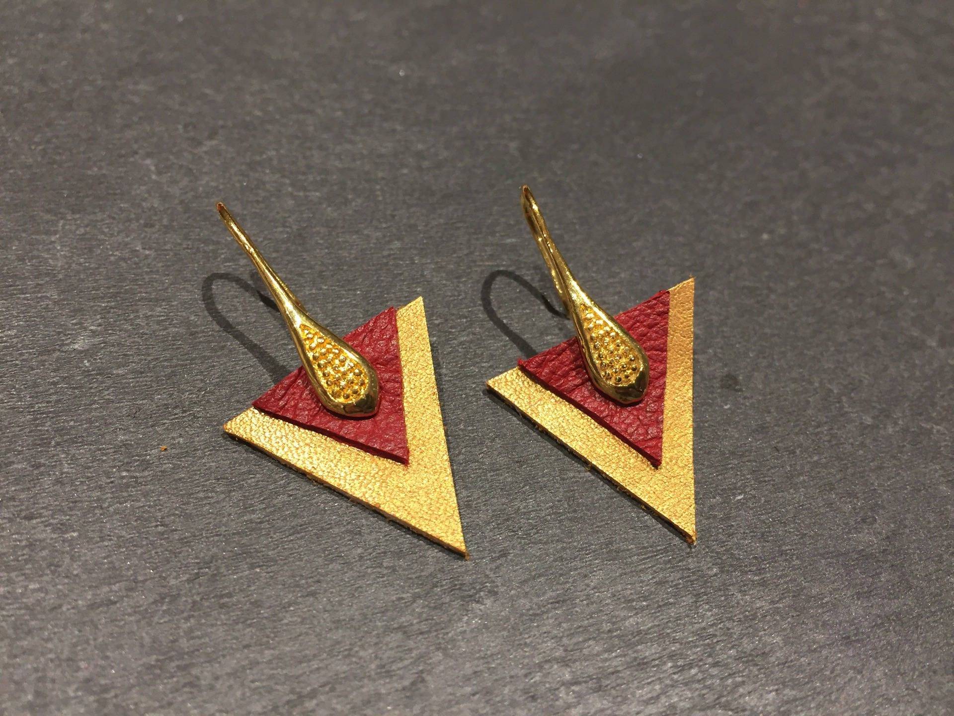 Leder Gold Und Rote Dreieck Ohrringe Leder Gold Und Rote Dreieck Ohrringe von CartonBlanc