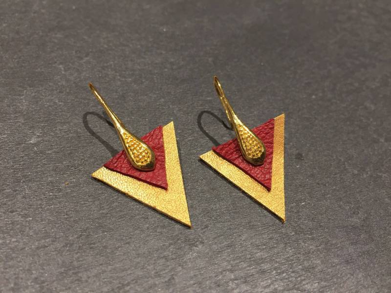 Leder Gold Und Rote Dreieck Ohrringe Leder Gold Und Rote Dreieck Ohrringe von CartonBlanc