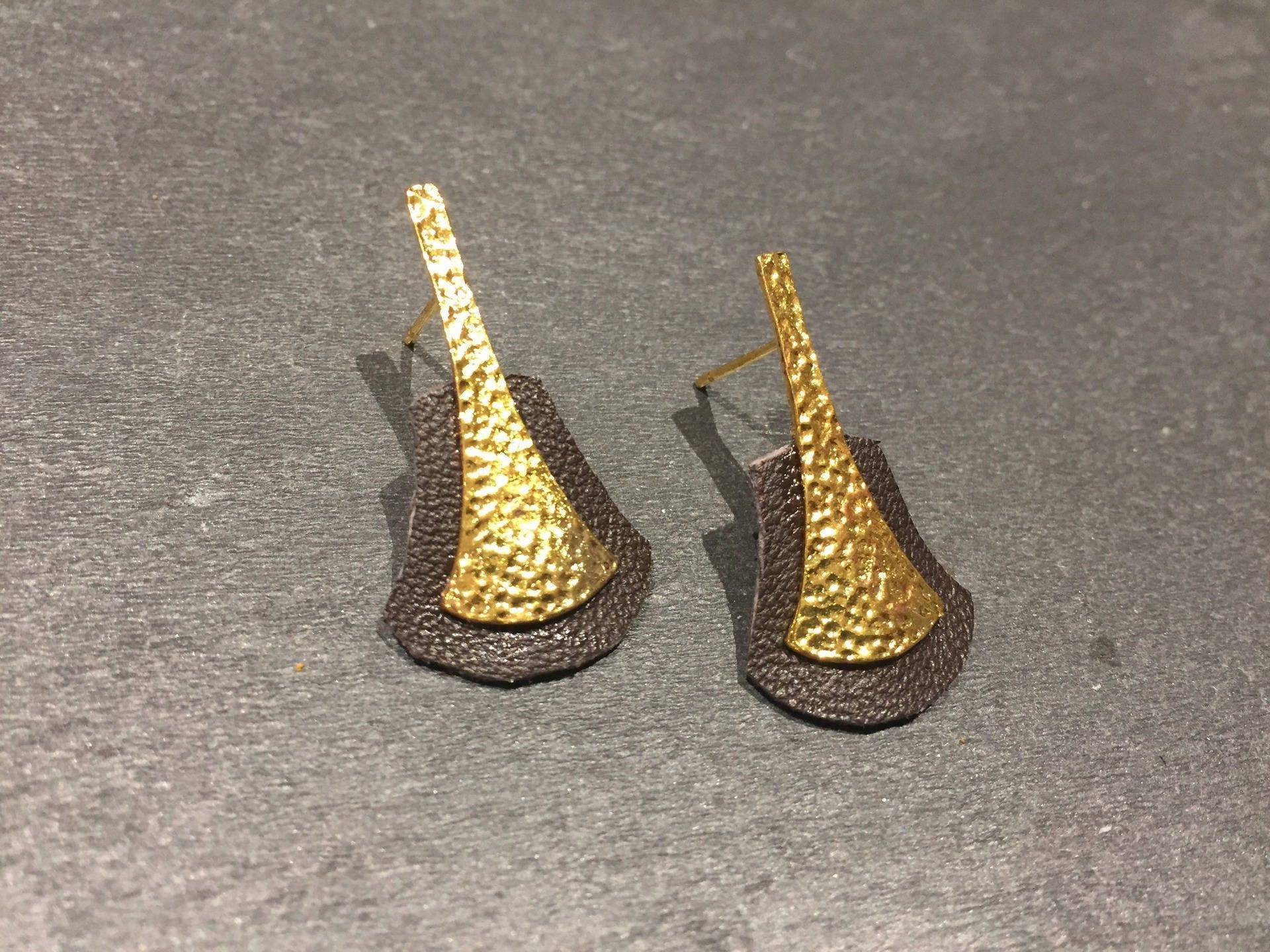 Ohrringe Aus Schwarzem Leder Und Gold Gehämmert Ohrringe Aus Schwarzem Leder Und Gold Gehämmert von CartonBlanc