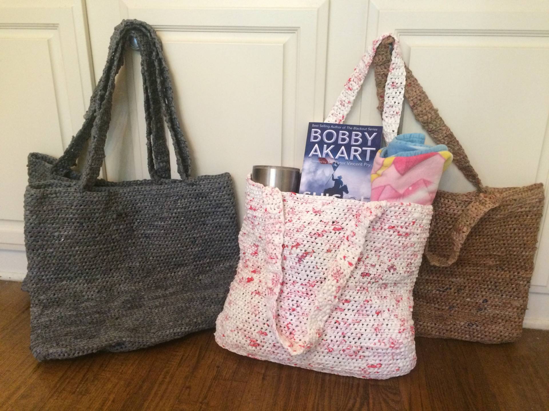 strandtasche Aus Grauen Recycelten Plastiktüten Gehäkelt strandtasche Aus Grauen Recycelten Plastiktüten Gehäkelt von CarylLynnesCrafts