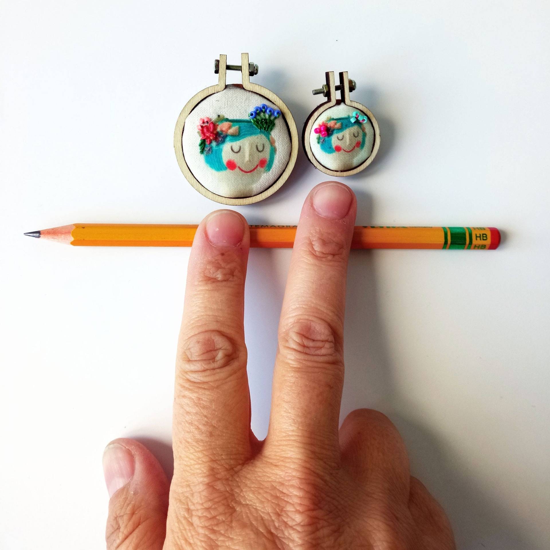 Mini Keramik Sticknadel - Flora Vase Florale Stickerei, Bestickter Schmuck, Pins, Blumenmädchen, Blumennadel von CasaAbril