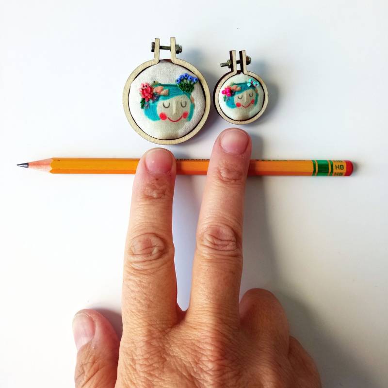 Mini Keramik Sticknadel - Flora Vase Florale Stickerei, Bestickter Schmuck, Pins, Blumenmädchen, Blumennadel von CasaAbril