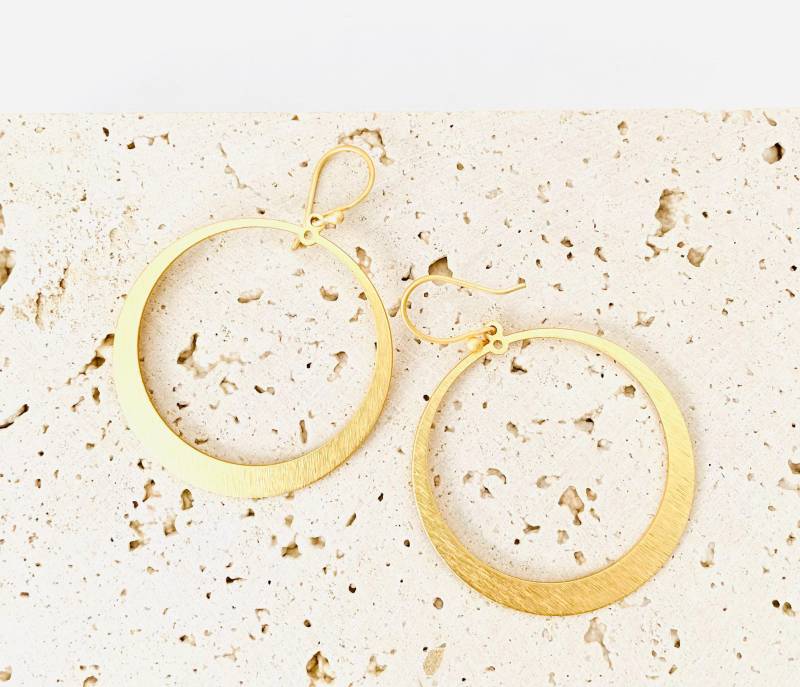 Goldene Creolen Groß/ Statement Hängeohrringe Goldene Creolen Groß/ Statement Hängeohrringe von CasaAzulJewelry