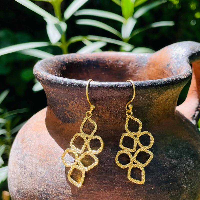 Goldene Statement Ohrringe/ 18K Vergoldete Boho Ohrringe Hängend Aus Vergoldetem Messing/ Florales Muster/ 1 Paar von CasaAzulJewelry