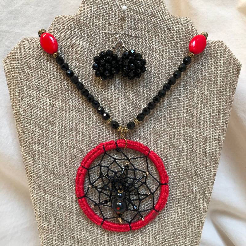Handgemachte Rot & Schwarz Glas Perlen Halskette Mit Spinnen Traumfänger Ohrringen Handgemachte Rot & Schwarz Glas Perlen Halskette Mit Spinnen Traumfänger Ohrringen von CasadeLagunaLuna