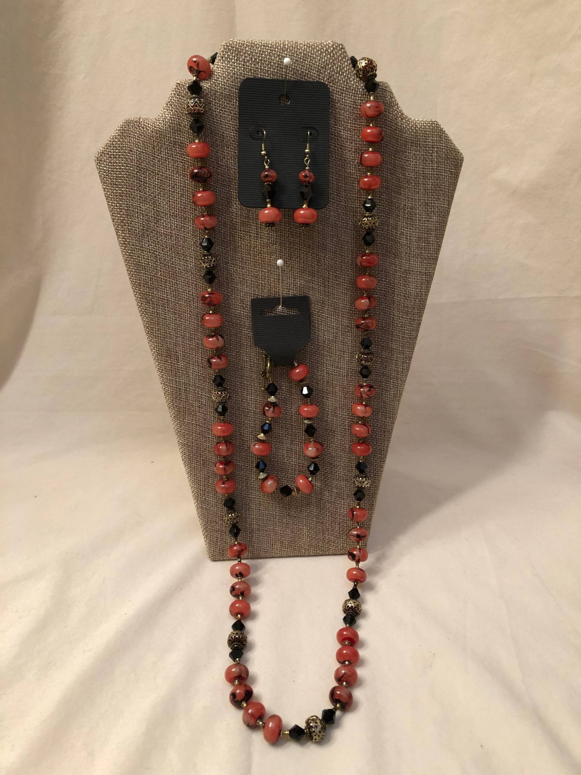 Handmade Lucite Perlen Schmuck Set Lachs & Schwarz Halskette, Armband, Ohrringe von CasadeLagunaLuna