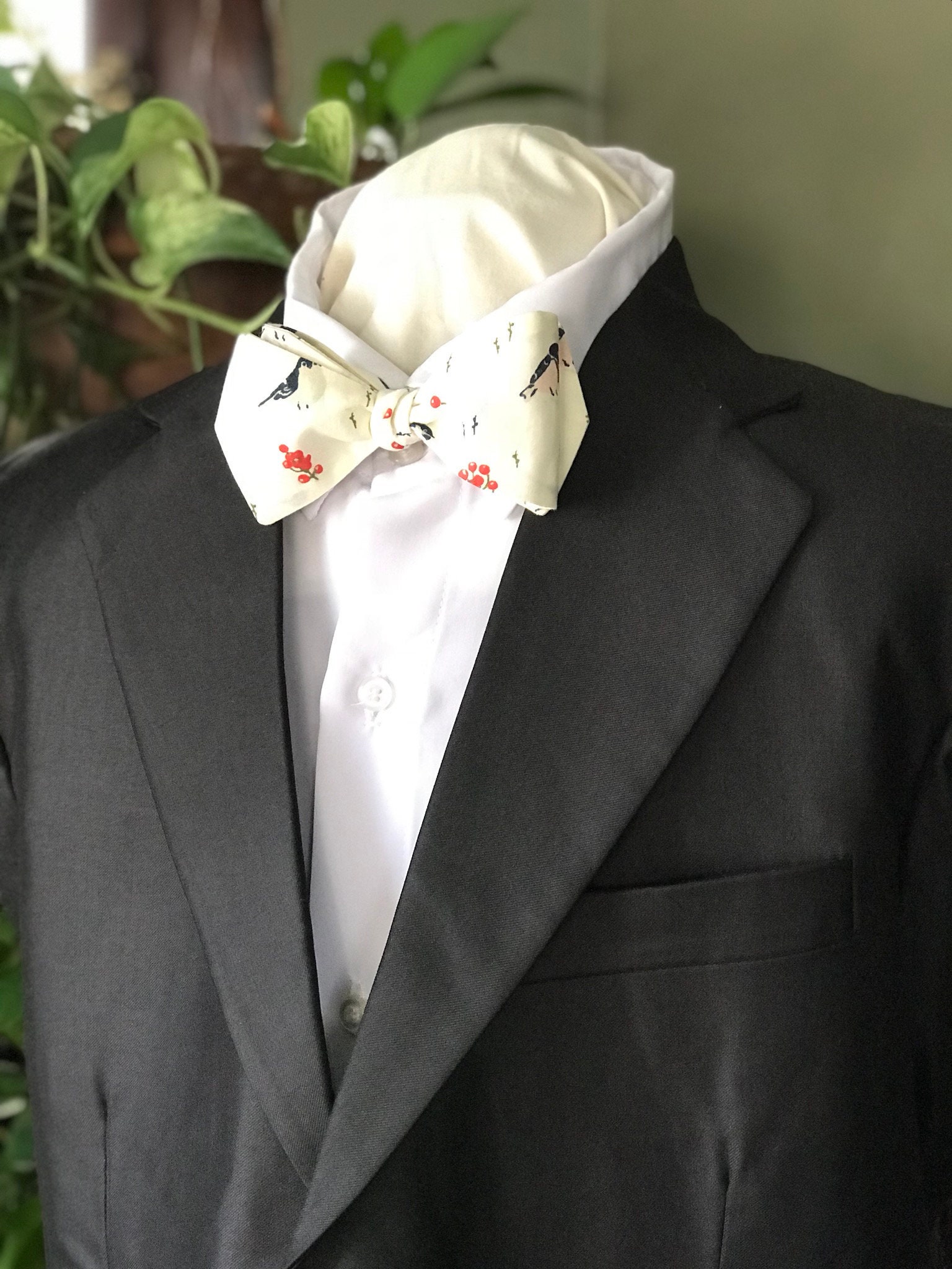 Simply Me Gentlemen | Gents Fliege Bio Stoff Creme Mit Chickadees Und Rotem Akzent Selbstgeknüpft Handgemachte Hochzeit Simply Me Gentlemen | Gents Fliege Bio Stoff Creme Mit Chickadees Und Rotem Akzent Selbstgeknüpft Handgemachte Hochzeit von CasandraQuintero
